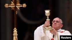 Đức Giáo hoàng Phanxicô cử hành Thánh lễ Phục sinh trong lúc hàng vạn tín đồ tụ tập ở Quảng trường Thánh Phê rô.