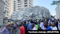 Une foule se rassemble sur le site de l'effondrement d'un immeuble de 21 étages à Ikoyi, Lagos, Nigeria, le 1er novembre 2021. 