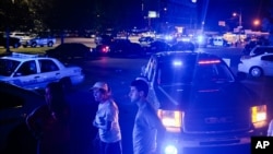 23일 미국 루이지애나 주 라파예트 지역 극장에서 총기 난사 사건이 발생한 가운데 경찰이 출동했다.