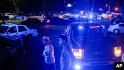 美国路易斯安那州拉斐特镇一家电影院星期四晚发生枪击案后，紧急救援人员赶至现场。