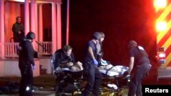 Petugas tanggap darurat merawat seorang korban penembakan, setelah seorang pria bersenjata menembak dan melukai tiga mahasiswa keturunan Palestina di Burlington, negara bagian Vermont (25/11). 