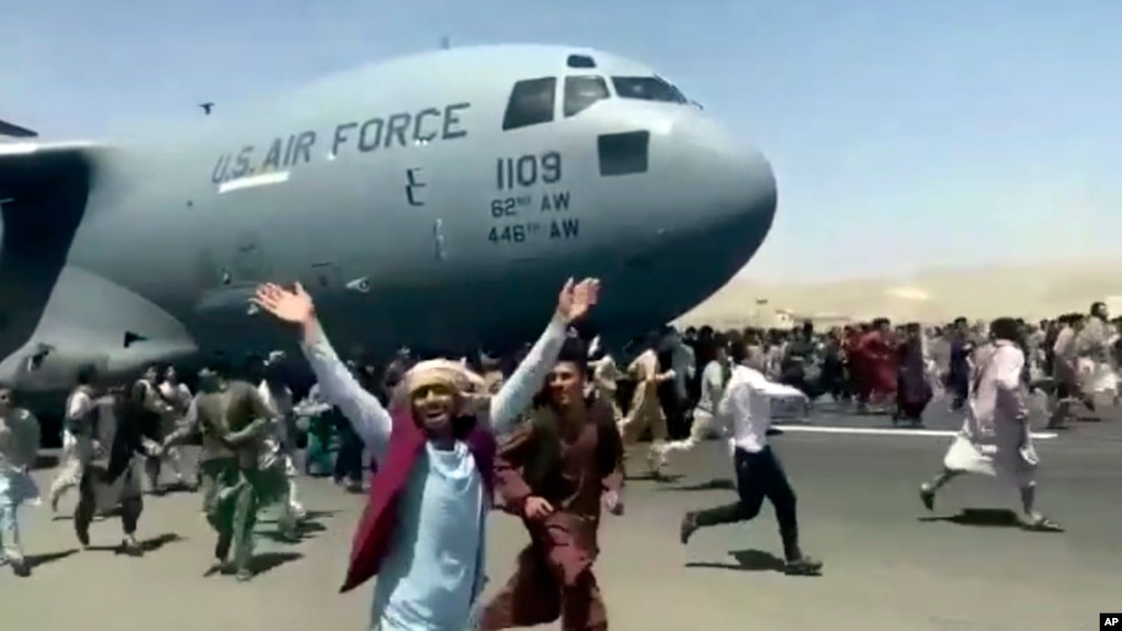 Quang cảnh hỗn loạn của Afghanistan tại phi trường Quốc Tế Kabul.