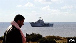 Miles de migrantes tunecinos han llegado a Lampedusa en semanas recientes en una travesía peligrosa hacia Lampedusa.