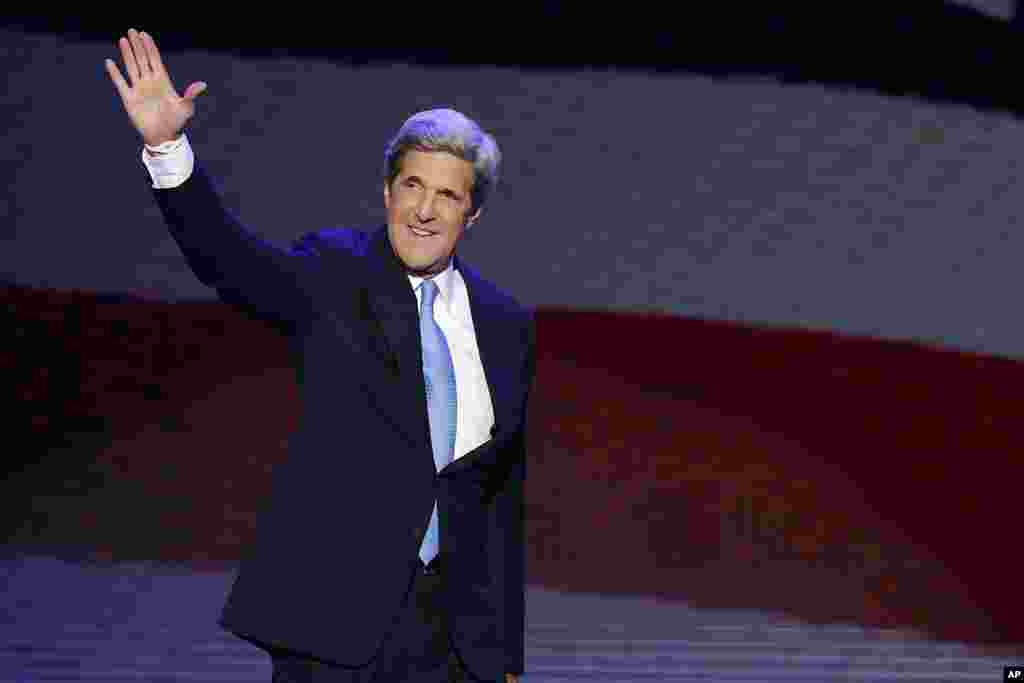 Thượng nghị sĩ Kerry vẫy chào đám đông khi bước lên khán đài nói chuyện trước Đại hội Toàn quốc của đảng Dân chủ tại Charlotte, North Carolina, 6/9/ 2012. (AP Photo/J. Scott Applewhite)
