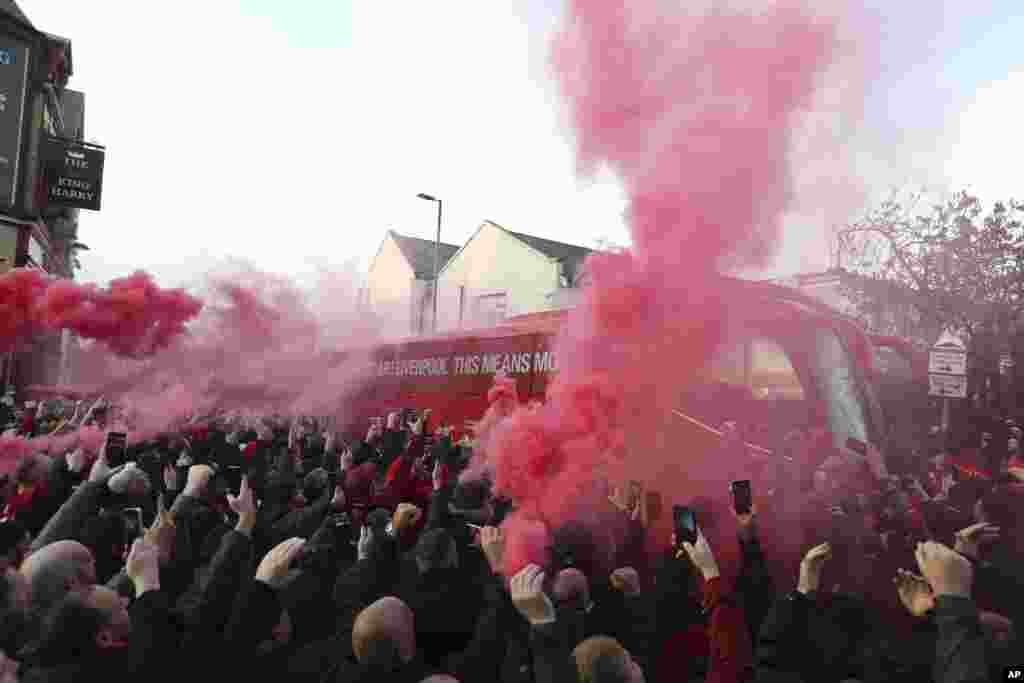 قبل از بازی امروز لیورپول و منچستر سیتی، هواداران تیم شهر لیورپول بیرون از استادیوم جشن گرفته بودند. لیورپول باز در خانه به منچستر سیتی نباخت.