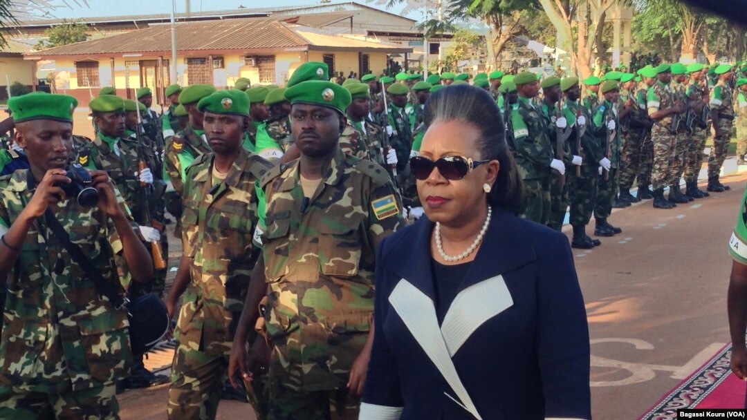 Presiden Transisi Republik Afrika Tengah, Catherine Samba-Panza saat memberikan penghormatan kepada pasukan Uni Afrika di Mpoko, Bangui, Republik Afrika Tengah, 13 September 2014 (Foto: dok).
