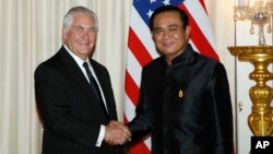 آقای تیلرسون بعد از دیدار با نخست وزیر تایلند، به مالزی سفر کرد. 