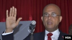 Presiden baru Haiti, musisi Michel Martelly diambil sumpahnya di Port Au Prince, Sabtu (14/5).