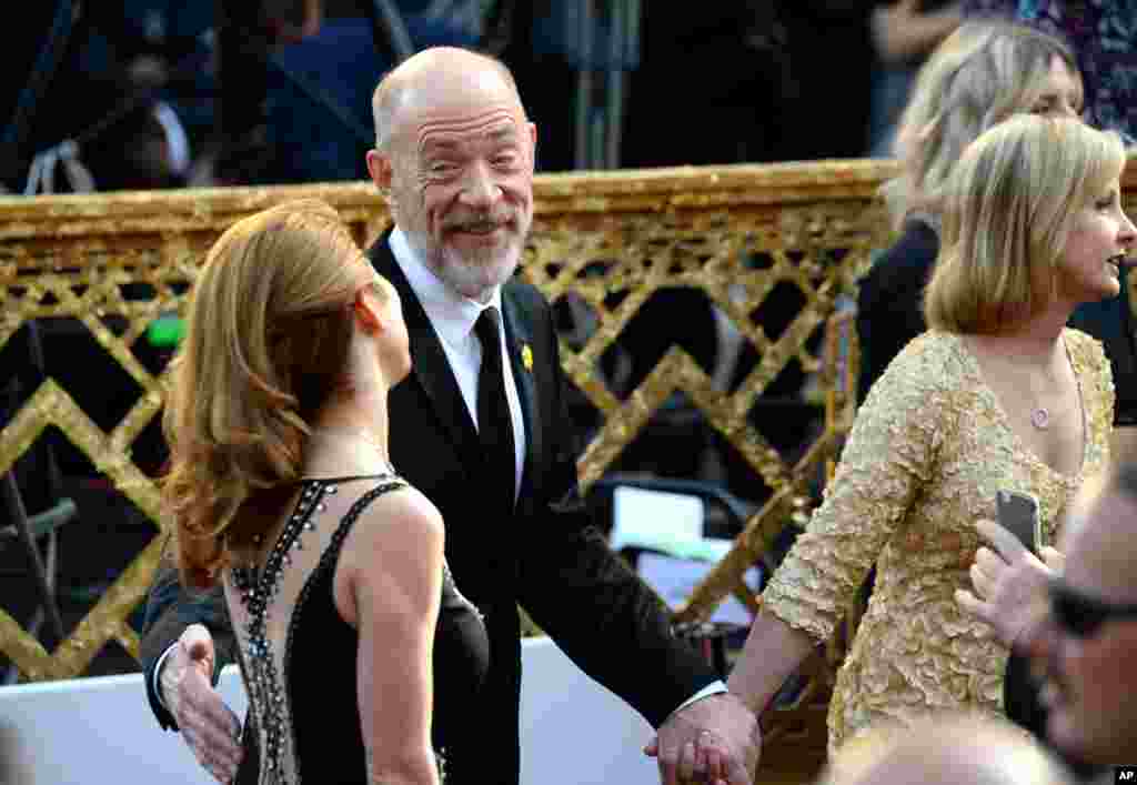 J. K. Simmons, kiri, dan Michelle Schumacher tiba di Oscars pada 28 Februari 2016, di Dolby Theatre, Los Angeles.