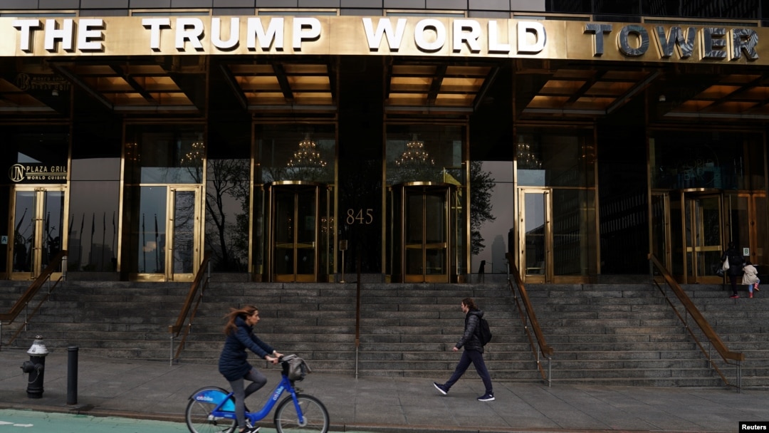 Seorang pejalan kaki melintas di depan Trump World Tower di kawasan Manhattan, di New York, 30 April 2019.