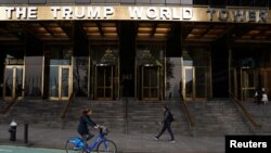 Seorang pejalan kaki melintas di depan Trump World Tower di kawasan Manhattan, di New York, 30 April 2019.