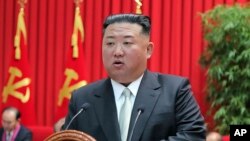 উত্তর কোরিয়ার সরকারের দেওয়া এই ছবিতে, উত্তর কোরিয়ার নেতা কিম জং উন উত্তর কোরিয়ার সেন্ট্রাল ক্যাডারস ট্রেনিং স্কুলে বক্তব্য রাখছেন, ১৭ অক্টোবর ২০২২। (ফাইল ফটো)