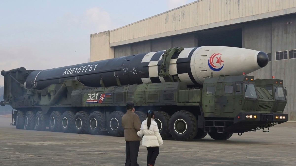 北 김정은, 핵위협 대응과 미사일 실험 감독 다짐