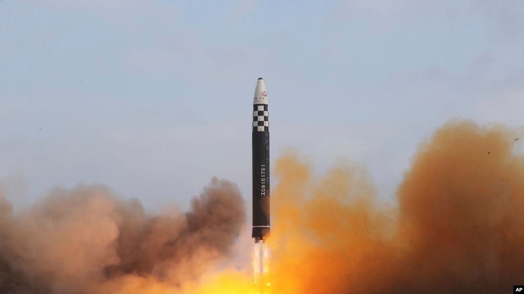2022年11月18日，朝鲜平壤，朝鲜政府展示了在平壤国际机场试射导弹的照片。(photo:VOA)