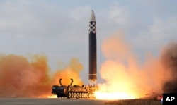 북한 정부가 2022년 11월 18일 북한 평양의 평양 국제공항에서 미사일 시험 발사를 전시하고 있다. 사진은 2022년 11월 19일에 공개되었다.