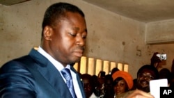 Le président sortant du Togo Faure Gnassingbé déposant son bulletin dans l'urne lors de l'élection du 25 juillet 2013.