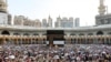 Para jemaah haji tengah menunaikan "tawaf" mengelilingi Ka'bah di Masjidil Haram, Makkah, 18 Juni 2024. (AFP)