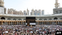 Para jemaah haji tengah menunaikan "tawaf" mengelilingi Ka'bah di Masjidil Haram, Makkah, 18 Juni 2024. (AFP)