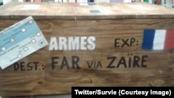 Une caisse d'armes symboliquement renvoyée à son expéditeur par Survie, devant l'ancien ministère français de la Défense à Paris, 5 avril 2018. (Twitter/Survie)