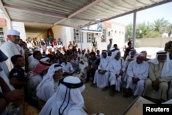 Civilians who fled their homes due to the clashes on the outskirts of Falluja, gather in the town of Garma, Iraq, May 30, 2016.