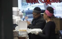 워싱턴DC의‘우앤아(Oohh’s & Aahh’s)’에서 가게 직원들이 음식을 준비하고 있다.