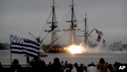 El histórico barco L'Hermione entra a puerto en Yorktown, Virginia.