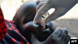 Un médecin de Médecins Sans Frontières donne un vaccin oral contre le choléra à Juba, le 31 juillet 2015.