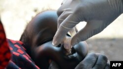 Un médecin de MSF (Médecins Sans Frontières) donne un vaccin oral contre le choléra à Juba, le 31 juillet 2015.