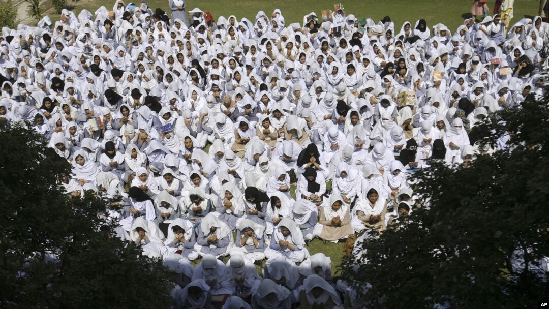 Anak-anak sekolah di Peshawar, Pakistan berdoa bersama bagi keselamatan remaja puteri Malala Youafzai (12/10).