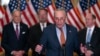 Pemimpin mayoritas Senat AS Chuck Schumer berbicara dalam konferensi pers di Gedung Capitol, Washington, pada 3 Mei 2023. (Foto: AP/J. Scott Applewhite)