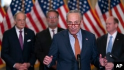 Pemimpin mayoritas Senat AS Chuck Schumer berbicara dalam konferensi pers di Gedung Capitol, Washington, pada 3 Mei 2023. (Foto: AP/J. Scott Applewhite)