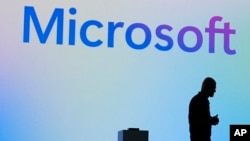 El director ejecutivo de Microsoft, Satya Nadella, aparece en silueta durante la conferencia Microsoft Ignite el martes 19 de noviembre de 2024 en Chicago. AP