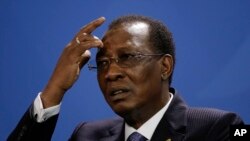 Le président Idriss Deby Itno à une conférence de presse avec la chancelière à la chancellerie de Berlin, le 12 octobre 16