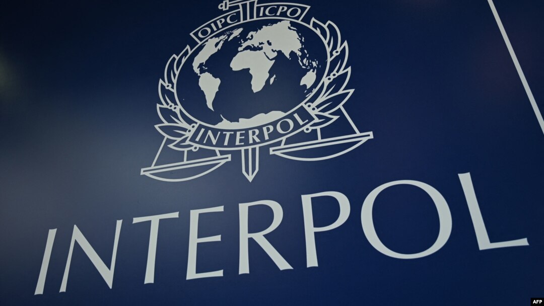 Logo Interpol selama Sidang Umum Interpol ke-89 di Istanbul. Mayor Jenderal Ahmed Naser al-Raisi, inspektur jenderal di Kementerian Dalam Negeri Uni Emirat Arab, terpilih menjadi presiden interpol untuk satu masa jabatan empat tahun. (Foto: AFP)