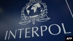 Logo Interpol selama Sidang Umum Interpol ke-89 di Istanbul. Mayor Jenderal Ahmed Naser al-Raisi, inspektur jenderal di Kementerian Dalam Negeri Uni Emirat Arab, terpilih menjadi presiden interpol untuk satu masa jabatan empat tahun. (Foto: AFP)