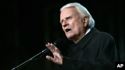 Billy Graham speaks to a congregation during the opening night of the Billy Graham Crusade at the Rose Bowl in Pasadena, Thursday, Nov. 18, 2004. (AP Photo/Danny Moloshok)