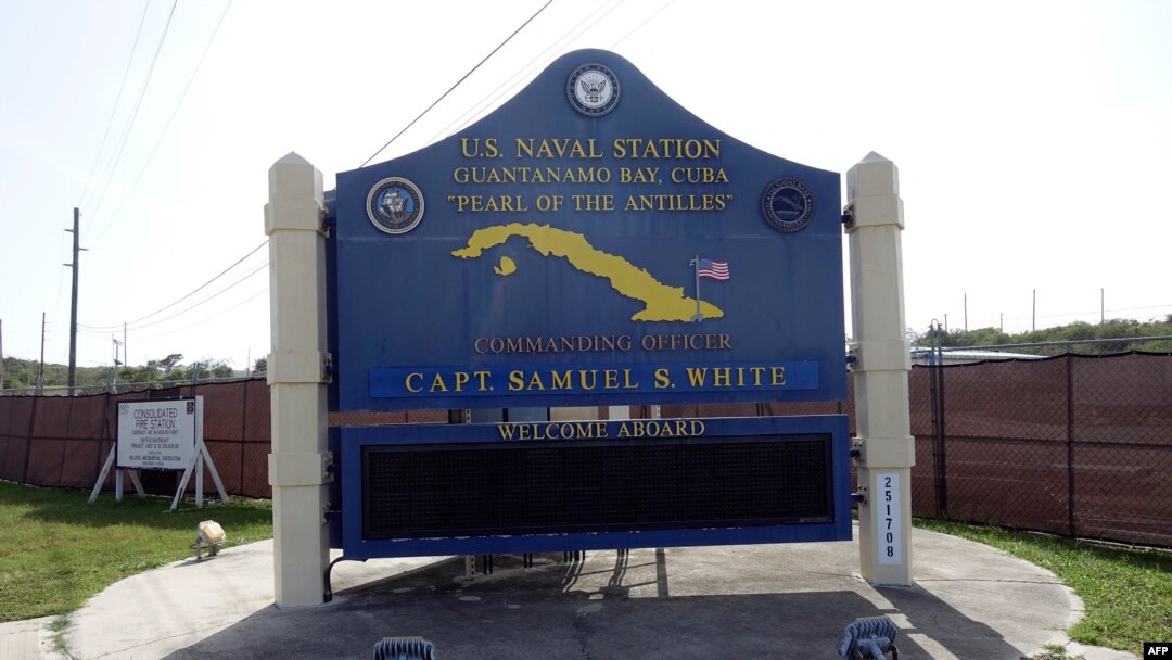 ARCHIVO - Un letrero en la entrada de la base naval que EEUU mantiene en la Bahía de Guantánamo, al este de la isla de Cuba.