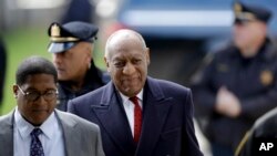 Bill Cosby tiba untuk menghadiri persidangan kasus penyerangan seksual yang dihadapinya di Gedung Pengadilan Montgomery County, di Norristown, Pennsylvania, 20 April 2018.