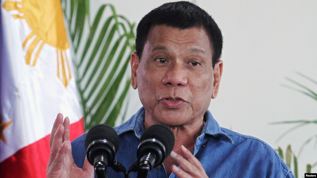 Tổng thống Philippines Rodrigo Duterte phát biểu trong một cuộc họp báo tại Sân bay Quốc tế Davao trước chuyến thăm Brunei, ngày 16 tháng 10 năm 2016.