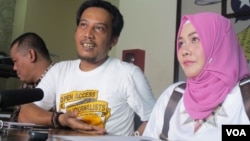 Jumpa pers di kantor YLBHI di Jakarta, Kamis (1/6), dokter Fiera Lovita (kanan), korban persekusi menceritakan peristiwa yang dialami karena statusnya di Facebook. (VOA/Fathiyah)