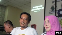 Jumpa pers di kantor YLBHI di Jakarta, Kamis (1/6), dokter Fiera Lovita (kanan), korban persekusi menceritakan peristiwa yang dialami karena statusnya di Facebook. (VOA/Fathiyah)