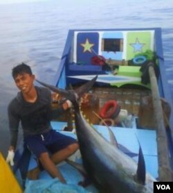 Pemuda Teupin Pukat Pidie Jaya, Irwan M Yusuf, dengan tuna tangkapannya seberat lebih dari 70 kilogram.