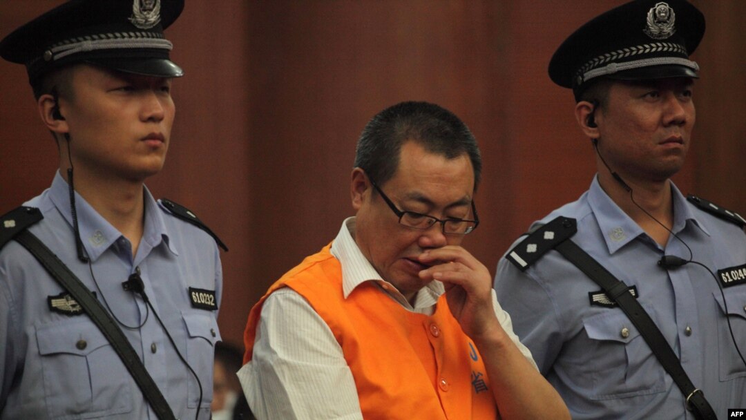 Yang Dacai (tengah), pejabat China yang dijuluki "Brother Watch" karena gemar jam tangan mahal, dalam sebuah sidang korupsi. (Foto: Dok)