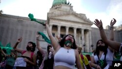 Activistas pro-aborto se manifiestan a favor de la despenalización del aborto fuera del Congreso, un día después de que el presidente Alberto Fernández enviara un proyecto de ley para legalizar el aborto en Buenos Aires, el miércoles 18 de noviembre.