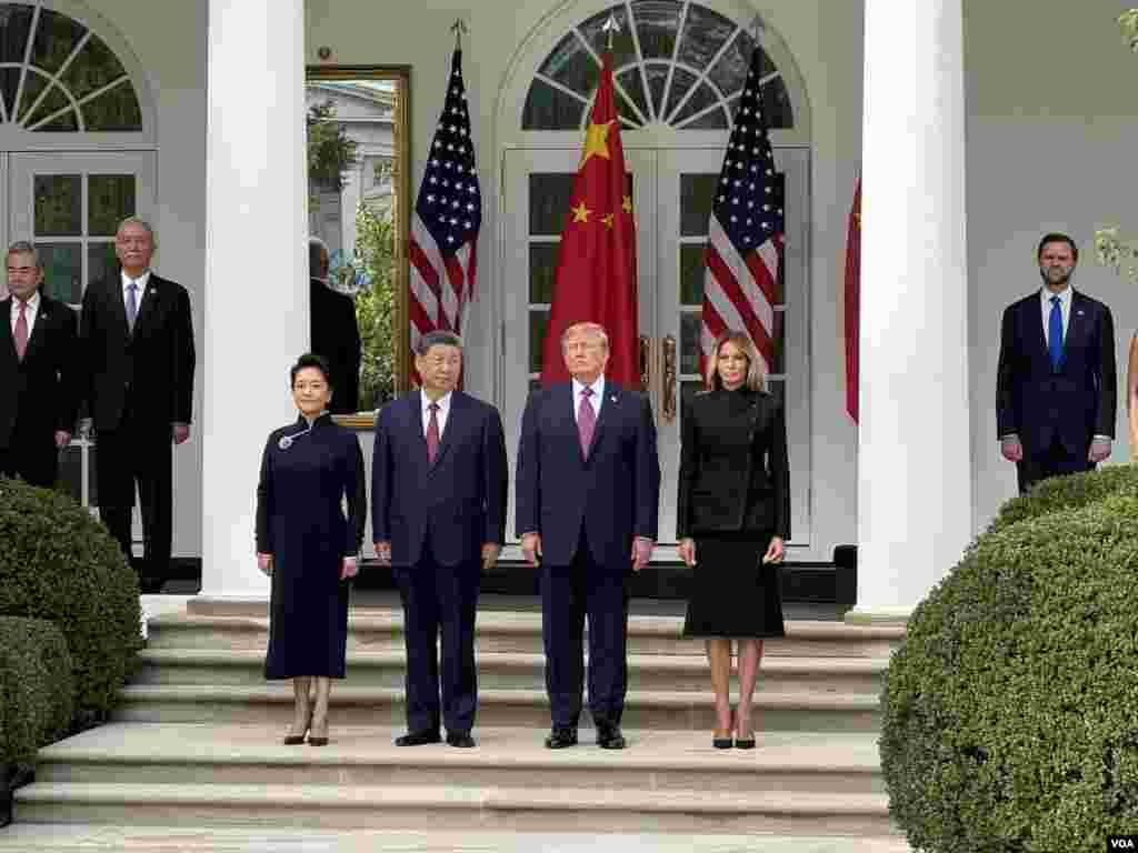 特朗普总统夫妇和习近平主席夫妇9月24日在白宫玫瑰园参观军事检阅。