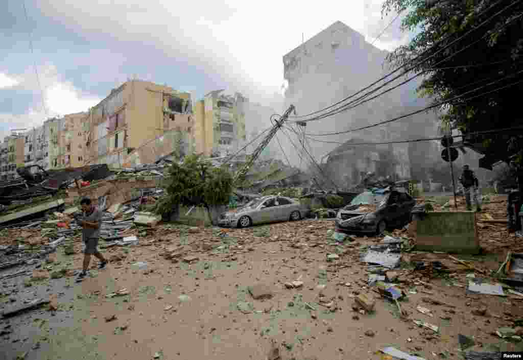 Seorang pria berjalan di dekat bangunan yang rusak akibat serangan Israel di pinggiran selatan Beirut, Lebanon. (Reuters)&nbsp;