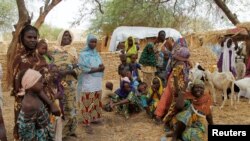 Des réfugiés nigérians, qui ont fui au Niger à la suite d'attaques contre leur village, se tiennent dans la cour de leur hôte nigérien, à Diffa, dans le sud-est du Niger, le 21 juin 2016.
