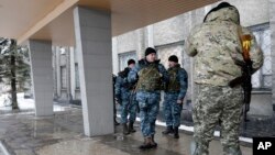 Ukrainian soldiers stand outside the city council building in the town of Debaltseve, Ukraine, Jan. 31, 2015. 