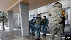 Tentara Ukraina berdiri di luar kantor dewan kota Debaltseve, Ukraina (31/1). (AP/Petr David Josek)