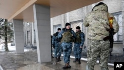 Pasukan Ukraina siaga di sebuah gedung di Debaltseve, Ukraina timur (foto: dok).